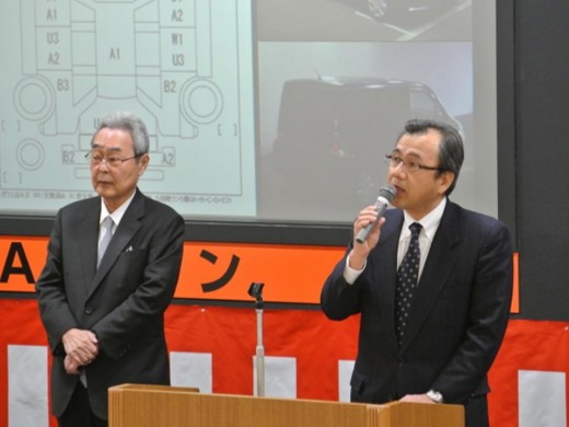 ＣＡＡ・鈴木会長（左）と挨拶に立つＣＡＡ・永谷社長（右）
