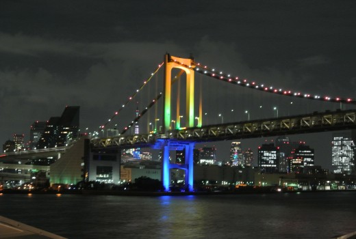 東京湾上から望むレインボーブリッジ