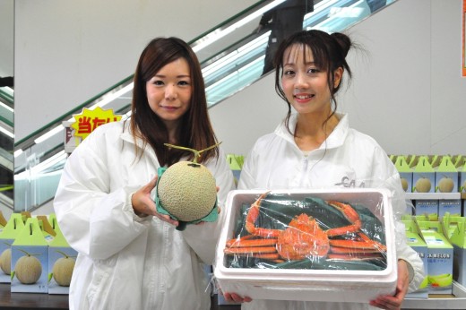 鳥取県産の松葉ガニ・国産マスクメロンをプレゼントした。
