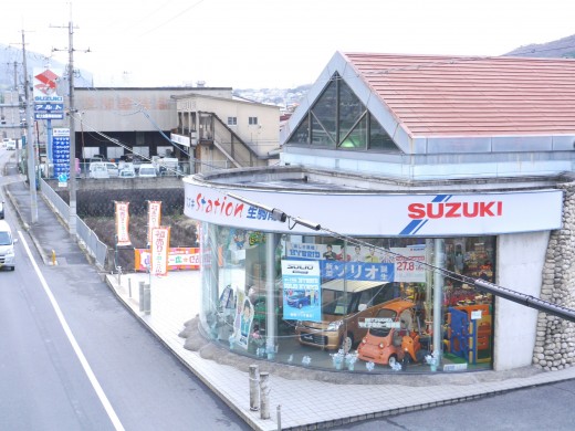 奈良県北西部の平群町の国道１６８号沿いに店舗、整備工場を構える