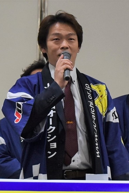 セリ前のセレモニーで挨拶を述べる増田青年部会長