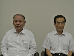 中輸協・佐藤博理事長（左）と塩田豊専務理事（右）