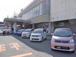 ＭＡＡ日本提携ＡＡらしく会場入り口に並べられた三菱車