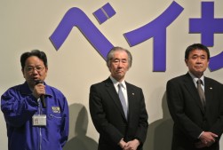 開催の挨拶に立つ荒井会長（左）と山田理事長（中）、森田専務理事（右）