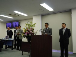 二村理事長（写真右から２人目）ら役員が並び競り開始前の挨拶で会員への謝辞を述べた