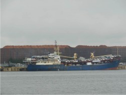 写真❶新潟東港から出港するロシアの自動車運搬船