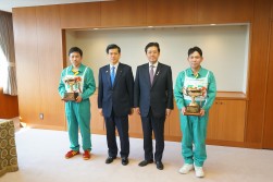 写真左から、谷口修平選手、石井啓一大臣、宮内秀樹政務官、常岡兼次選手