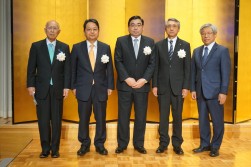 写真左から、澤田稔会長、荒井寿一副会長、伊藤哲也副会長、井坂智夫専務理事、山内良信監事