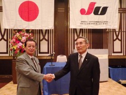 新旧会長・理事長が固い握手（左から中野氏と佐藤氏）