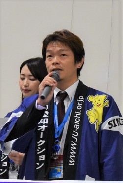 セレモニーで挨拶をする増田憲太郎青年部会長