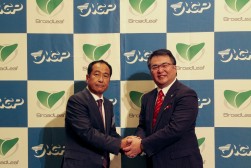 握手を交わす佐藤理事長(左)と大山社長