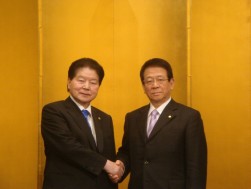 小川本部理事最高顧問（左）と沼尾新理事長