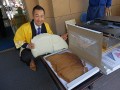 日本で２番目に大きなタイ焼きを紹介するスタッフ