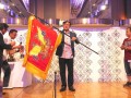 優勝旗を手にするＪＵ鹿児島の芝青年部会長