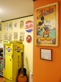 東京芝浦電気製のペプシコーラ冷蔵庫が店内に佇むなど、レトロな趣味空間