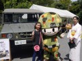 ちびっ子会場長の中山沙姫さんも自衛隊車両の前で記念撮影