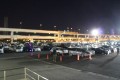 夜になっても多数の車が駐車場に並ぶ