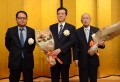 澤田会長、藤崎社長に花束が贈呈された