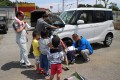「自動車整備士体験」に参加する子供たち