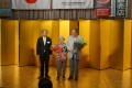 マイカー現代社の松尾かつみ社長と奥畑信之編集長に花束が贈呈された