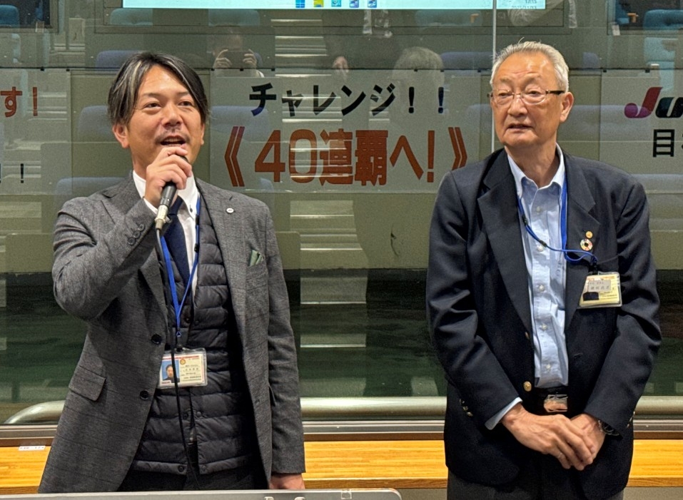 セリ終了後に感謝の言葉を述べ…