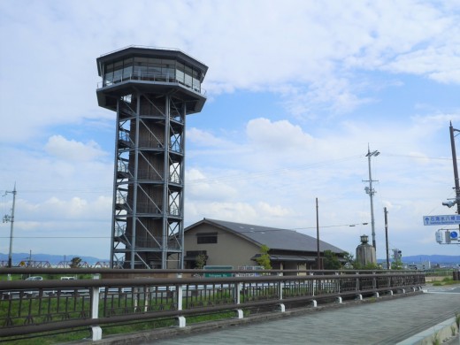 特設ヤード近くにある淀川三川合流域「さくらであい館」