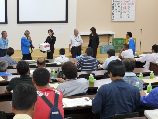 和気藹々（わきあいあい）とした雰囲気で行われる居残り抽選会