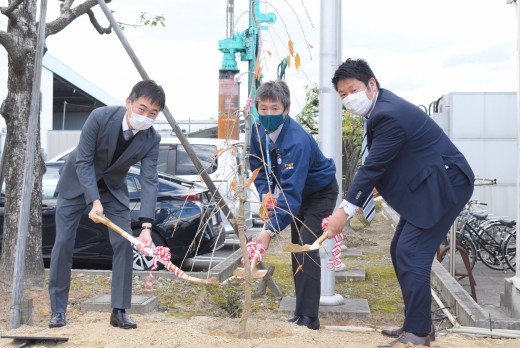 関係者全員で植樹を行った