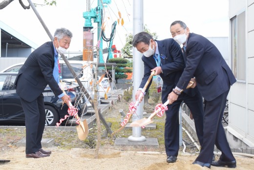 関係者全員で植樹を行った