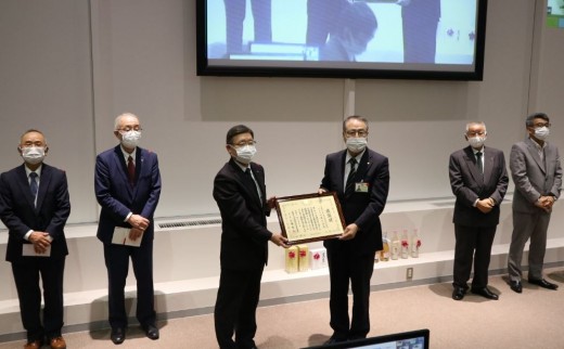 交通遺児等育成基金から伊藤理事長に感謝状贈呈