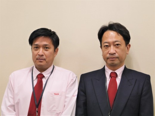 写真左から林営業室長と前原会場長