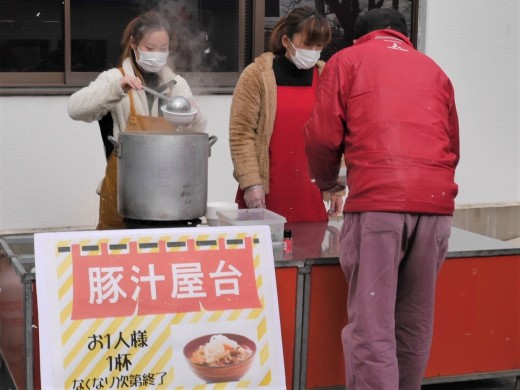 会場前には豚汁屋台