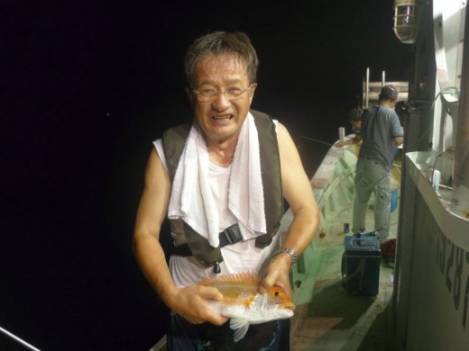 立派なタイを釣り上げた会員も満面の笑み。