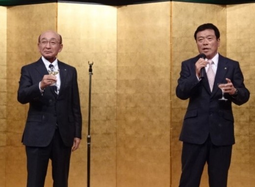 乾杯の挨拶に立つ小野相談役（左）と川村相談役（右）