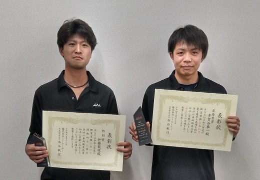 東京会場受賞者、左から加藤さん、多賀谷さん