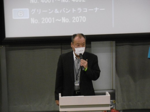 セリ前に挨拶を述べる小野青年部会長