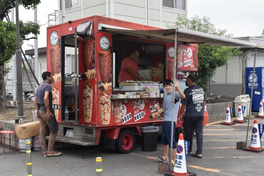 外国人会員向けにゲバブ・ナン・トルコアイスの屋台を出店