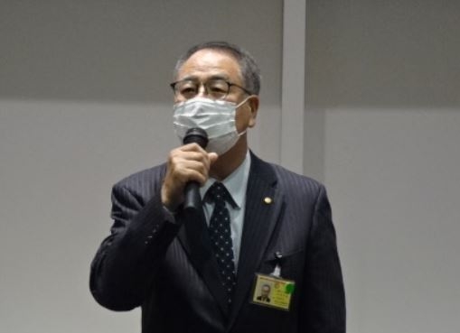 挨拶に立つ伊藤理事長