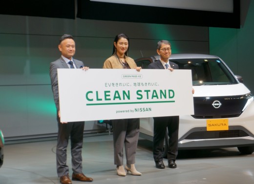 CLEANSTAND発表会「写真左より、日産自動車増田泰久日本マーケティング本部ディビジョンゼネラルマネージャー、小雪さん、中日本高速道路三宅広通執行役員」