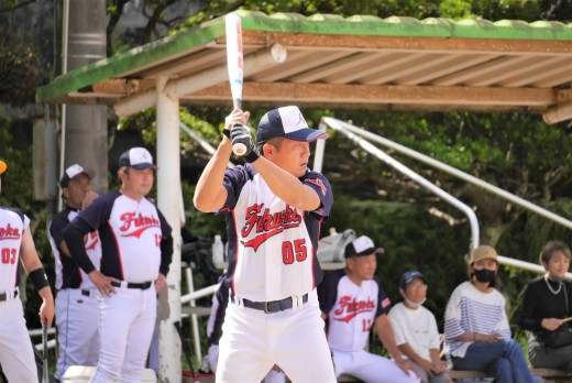 打席に立つ白川代表幹事（ＪＵ福岡チームは惜しくも予選敗退）