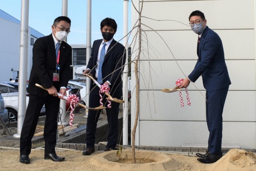 関係者全員で植樹を行った