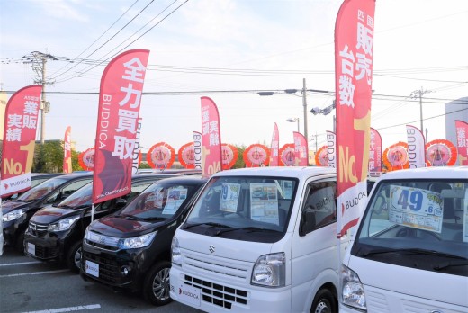 展示場には魅力的なクルマが並ぶ
