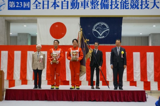 写真左から竹林会長、石田選手、久保選手