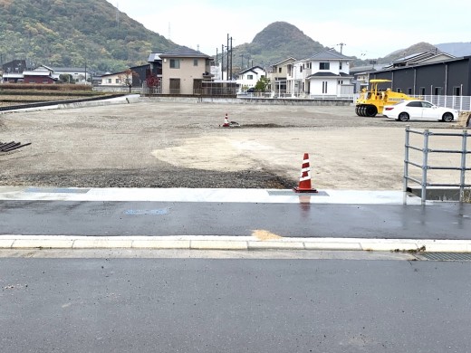 敷地造成中のＬＡＡサテライト香川（副道があり、積載車の取り回しにも対応した間口）