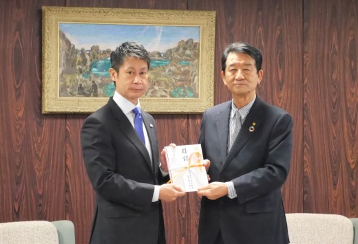 安部会長・理事長が湯﨑広島県知事に目録を手渡した