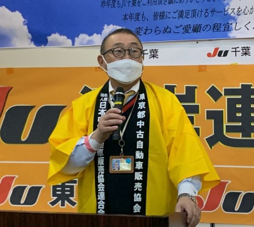 あいさつに立つ萩田理事長