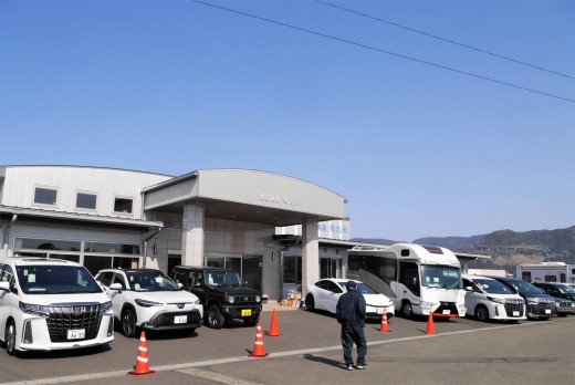 晴天の中でたくさんの出品車が集まり活気