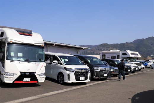 高額車も多く並ぶ会場前