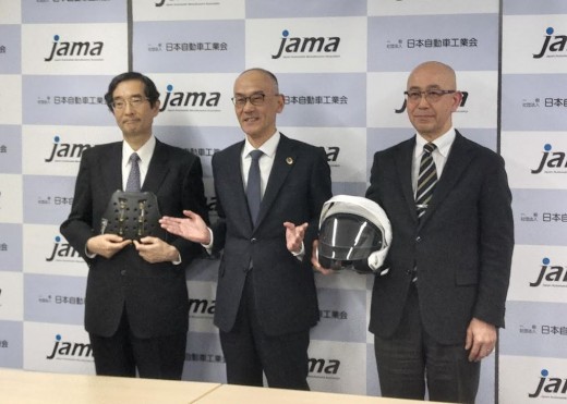 写真左から和迩健二常務理事、日髙祥博委員長、二輪車企画部会 安全教育分科会飯田剛氏