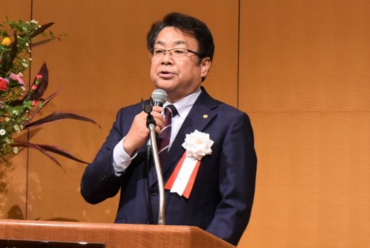 あいさつを述べる横山会長・理事長